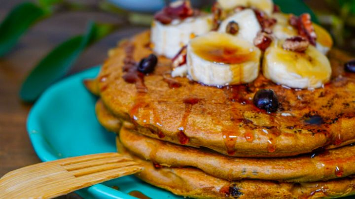 Reinventa tus desayunos con estos deliciosos hot cakes de café (y sin huevo)