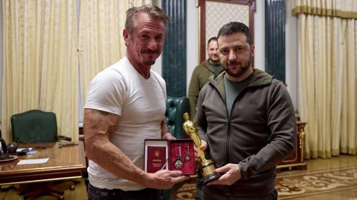 Sean Penn viaja hasta Ucrania para regalarle su Oscar al presidente Volodimir Zelensky