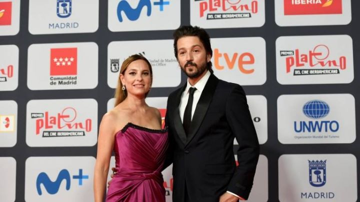 Diego Luna y Marina de Tavira presumen su amor con romántico beso en Madrid
