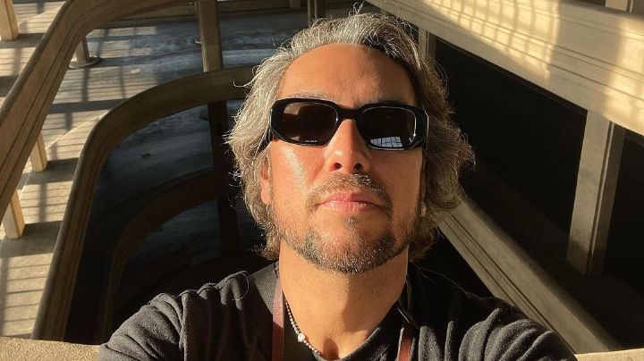Él es Genaro Lozano, el nuevo conductor del noticiero que sustituye a Paola Rojas
