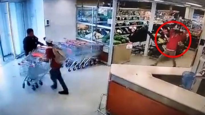 Empleado del mes: Ladrón es noqueado con una botella de refresco cuando intentaba robar tienda