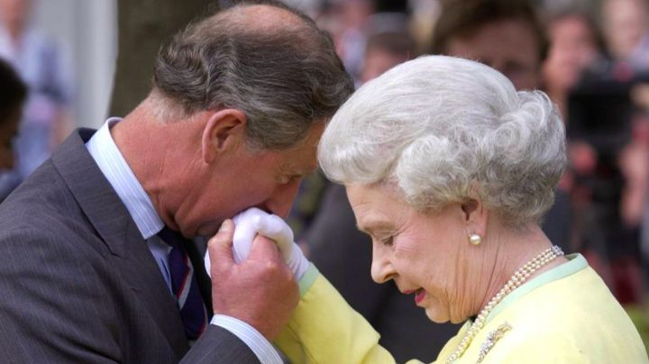 La inolvidable reacción de la reina Isabel el día que Carlos la llamó ‘mami’ en público